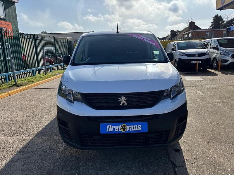 Used Peugeot Partner Premium 100 HP (73 kW) 2023 White MPV