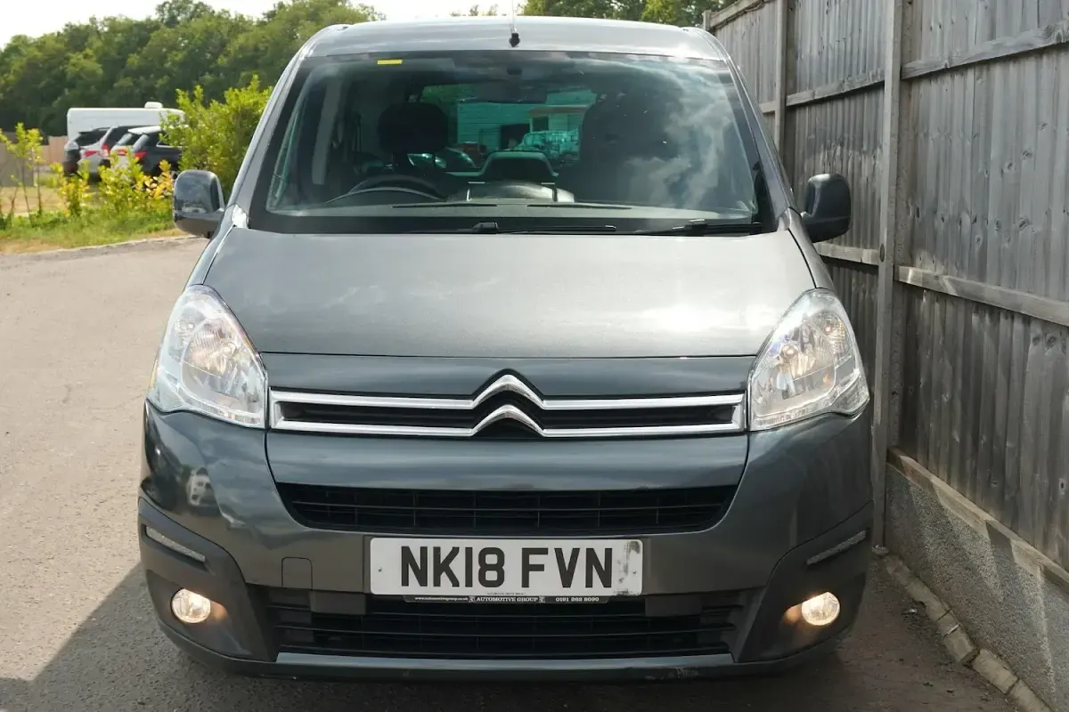 Used Citroën Berlingo Feel 100 HP (73 kW) 2018 Grey MPV