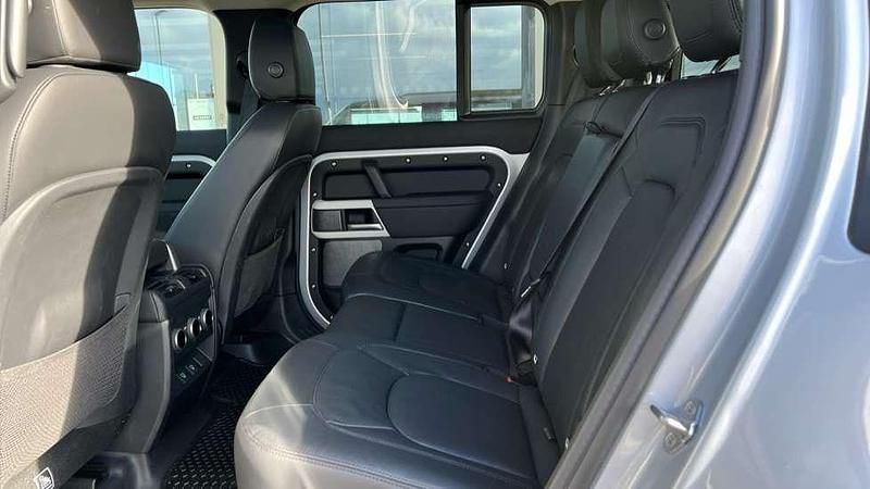 Used Land Rover Defender 404 HP (297 kW) 2024 Hakuba silver SUV