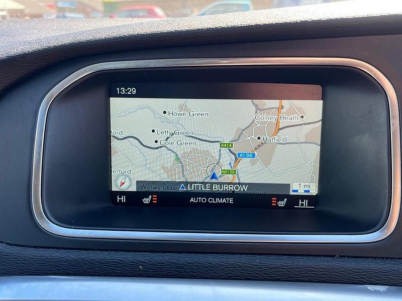 Used Volvo V40 Pro 120 HP (88 kW) 2017 White Hatchback