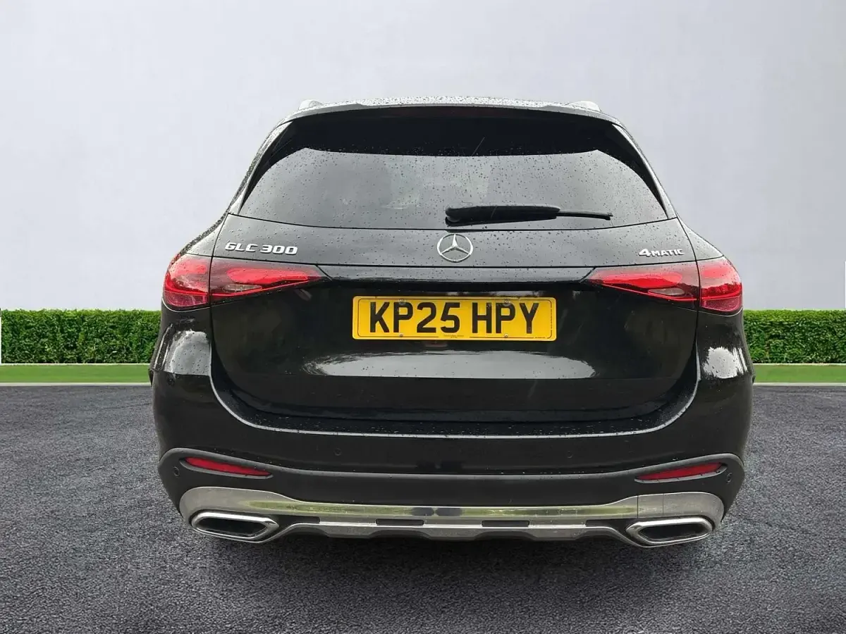 Usado Mercedes GLC300e AMG line 2025 Negro Familiar