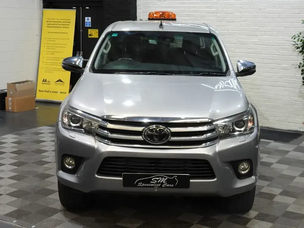 Used Toyota HiLux 150 HP (110 kW) 2018 Silver Pickup