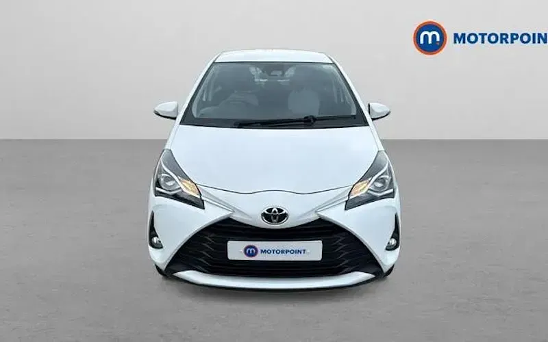 Used Toyota Yaris 111 HP (81 kW) 2019 White Hatchback
