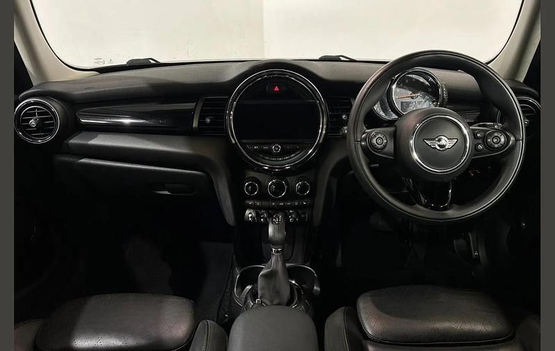 Usado Mini Cooper Hatch 134 CV (98 kW) 2017 Negro Utilitario