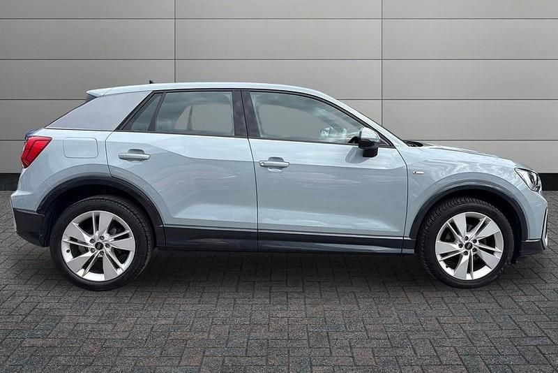 Begagnad Audi Q2 S-Line 2023 Grå SUV