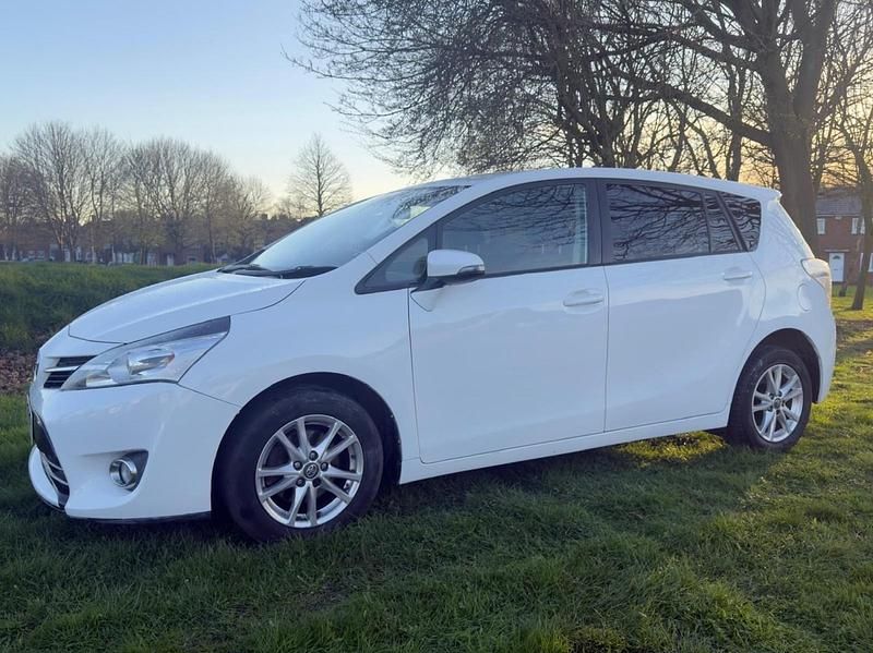 Usado Toyota Verso 112 HP (82 kW) 2014 Branco Monovolume