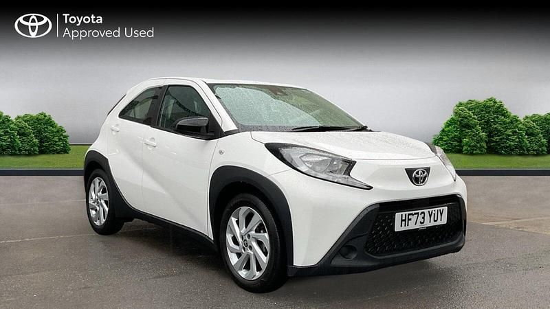 Used Toyota Aygo X PURE 72 HP (52 kW) 2023 White SUV