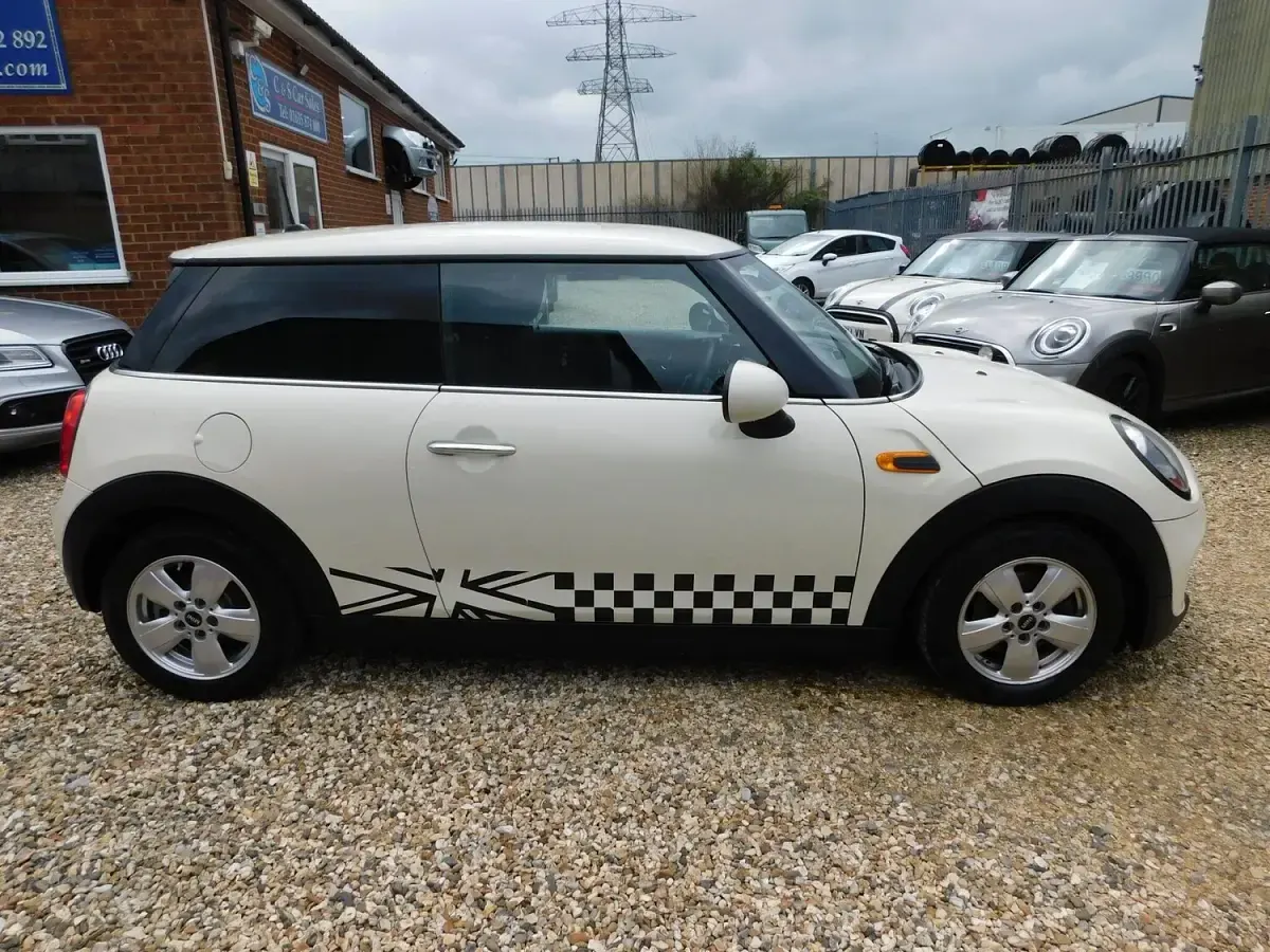 Used Mini Cooper D Hatch 2017 White Hatchback