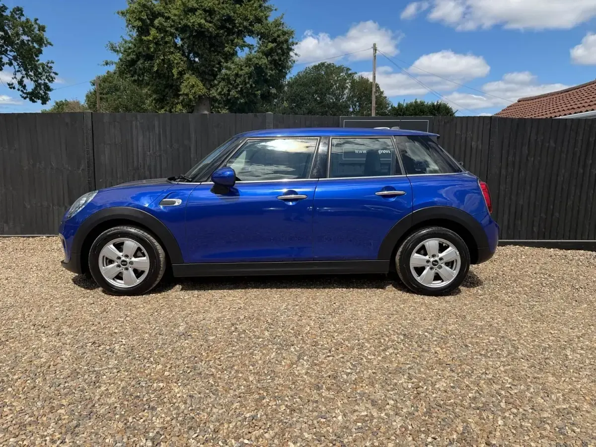Used Mini Cooper Classic 134 HP (98 kW) 2019 Blue Hatchback