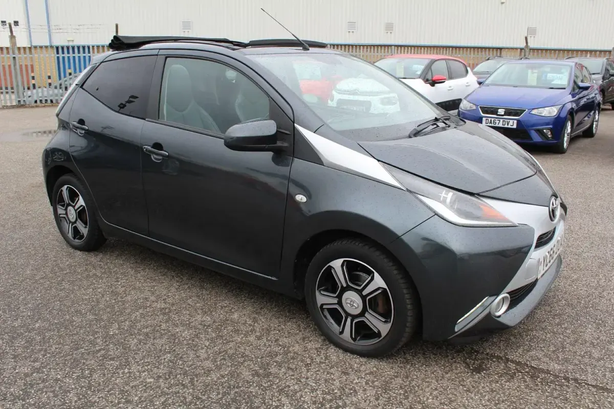 Usado Toyota Aygo X-clusiv 69 HP (50 kW) 2016 Cinzento Citadino
