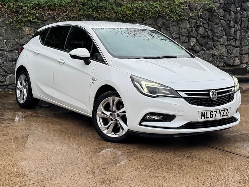Used Vauxhall Astra SRi 105 HP (77 kW) 2017 White Hatchback