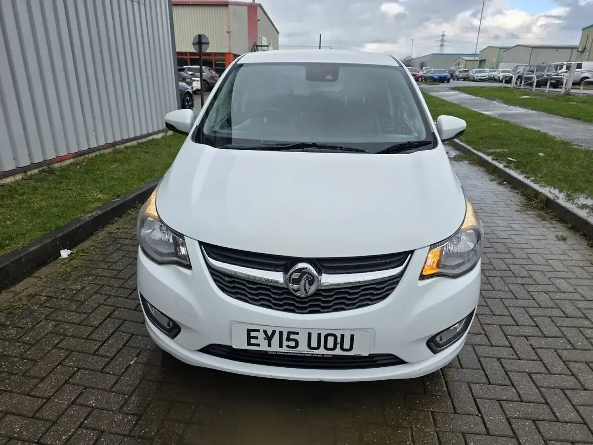 Used Vauxhall Viva 75 HP (55 kW) 2015 White Hatchback