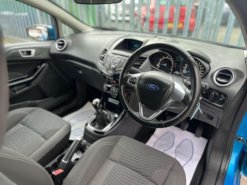 Usado Ford Fiesta Zetec 2015 Azul Citadino