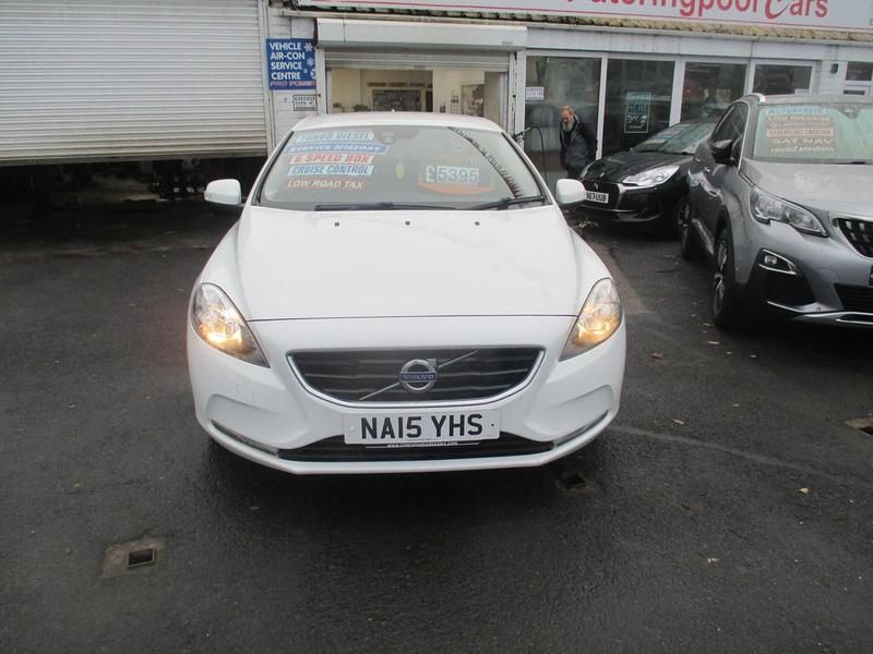 Used Volvo V40 120 HP (88 kW) 2015 White Hatchback