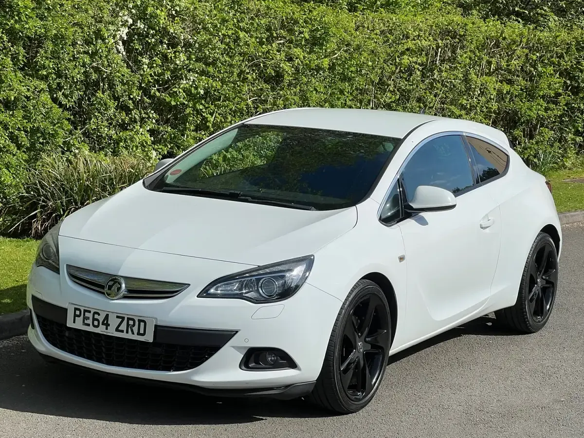 Used Vauxhall Astra GTC SRi 200 HP (147 kW) 2014 White Hatchback