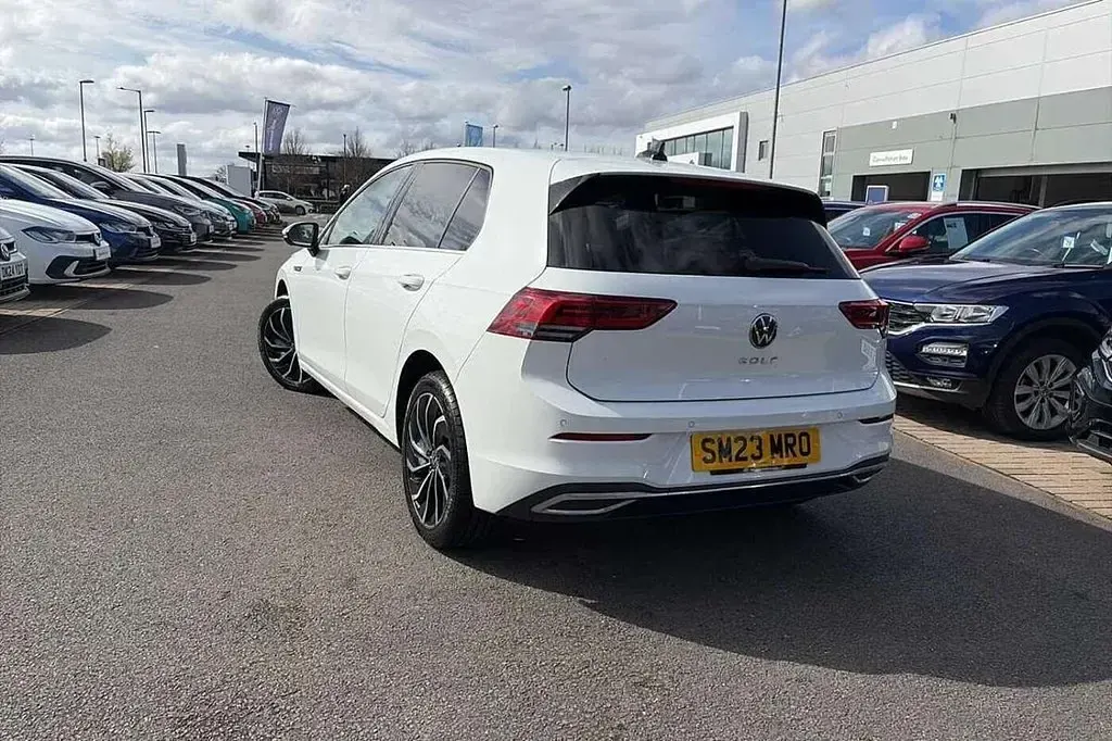 Second-hand VW Golf VIII Edition 130 CP (95 kW) 2023 Alb Hatchback