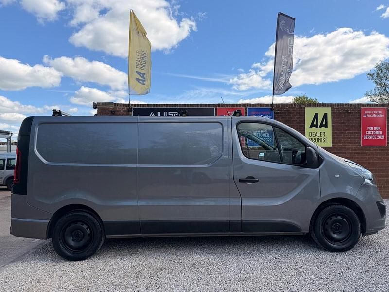 Second-hand Vauxhall Vivaro Sportive 125 CP (91 kW) 2019 Gri Monovolum