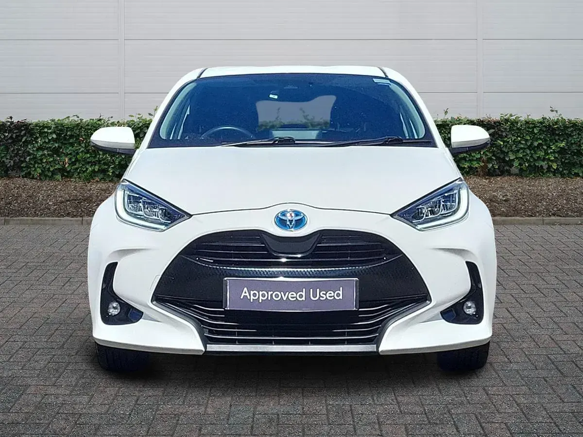 Used Toyota Yaris Design 116 HP (85 kW) 2022 White Hatchback