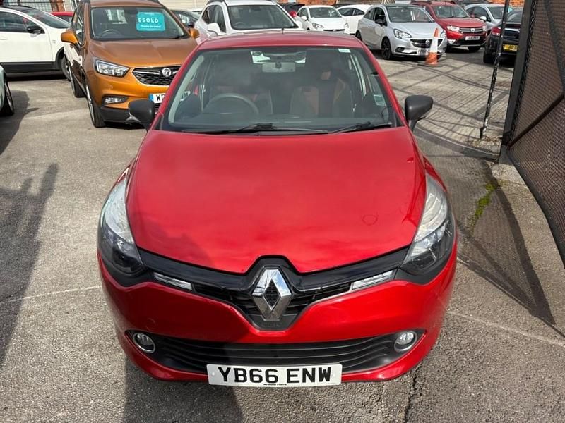 Used Renault Clio IV Play 90 HP (66 kW) 2016 Red Hatchback