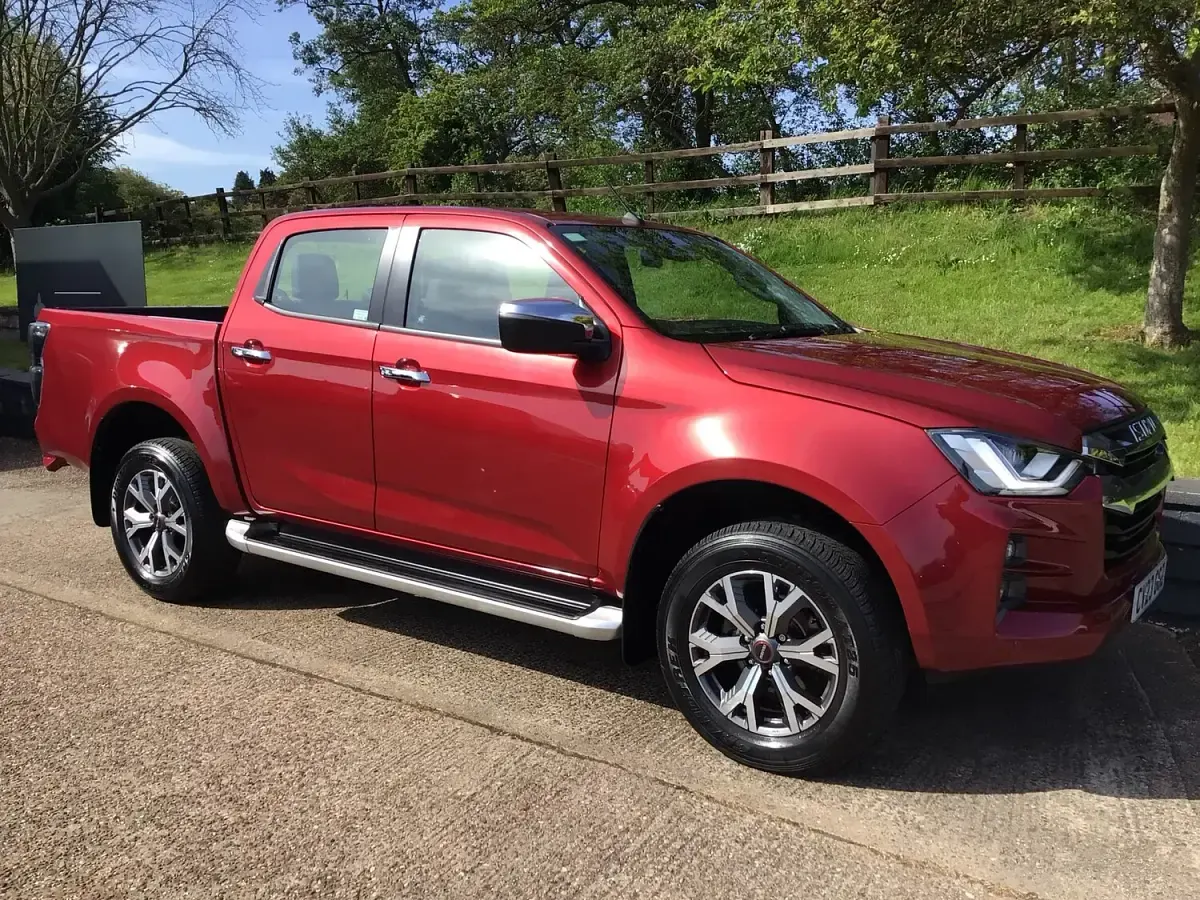 Used Isuzu D-Max 163 HP (119 kW) 2023 Red Pickup