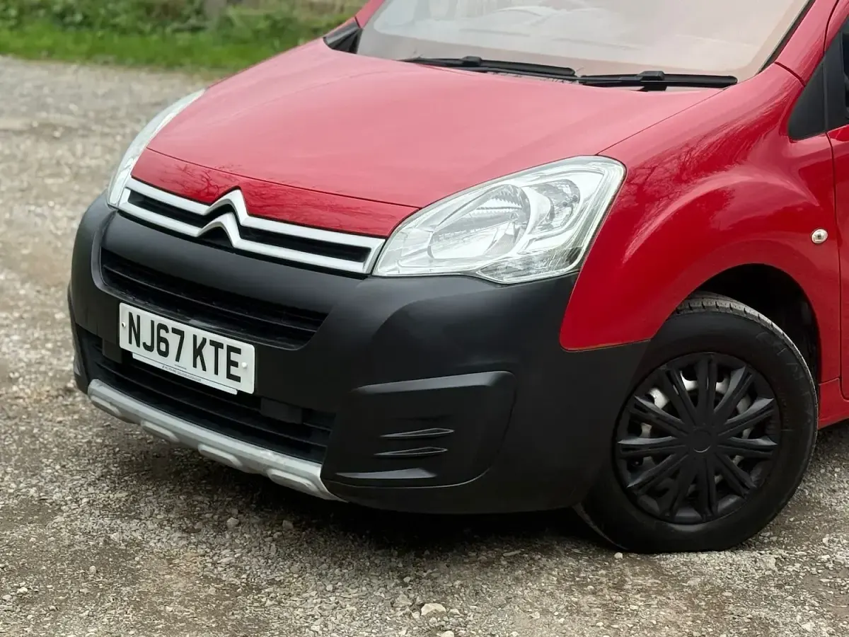 Used Citroën Berlingo XTR 100 HP (73 kW) 2017 Red MPV
