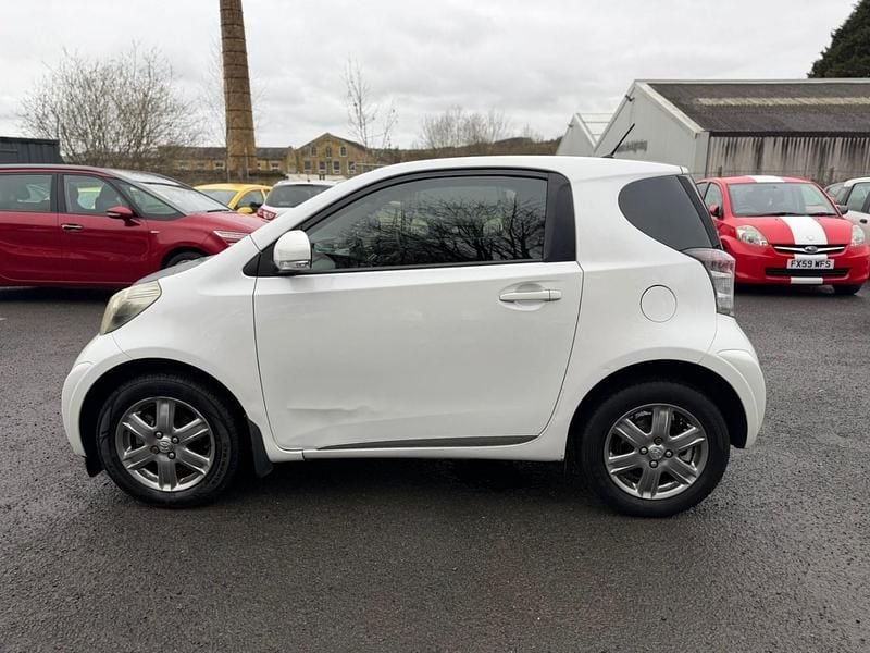 Used Toyota iQ 68 HP (50 kW) 2009 White Hatchback