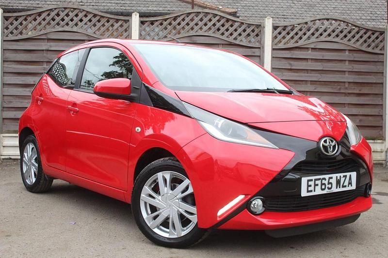 Red Used 2015 Toyota Aygo x-press Hatchback | £5,990 (Fair price) - Image 1/4
