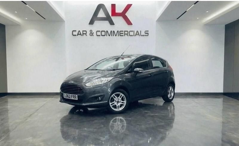 Usado Ford Fiesta Zetec 82 HP (60 kW) 2013 Cinzento Citadino