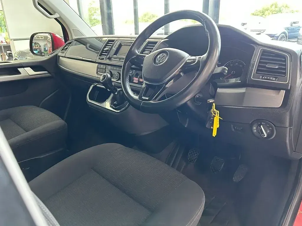 Used VW Caravelle SE 204 HP (150 kW) 2018 Red Van