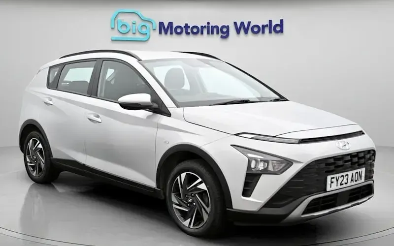 Usado Hyundai Bayon SE 101 HP (74 kW) 2023 Prateado SUV