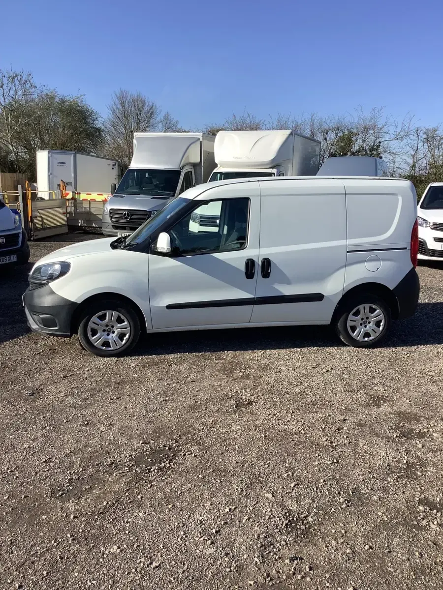 Begagnad Fiat Doblò 95 HK (69 kW) 2018 Vit Minibuss