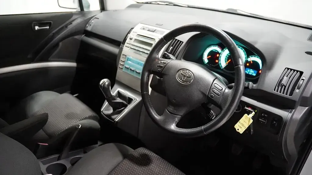 Used Toyota Corolla Verso SR 134 HP (98 kW) 2009 Silver MPV
