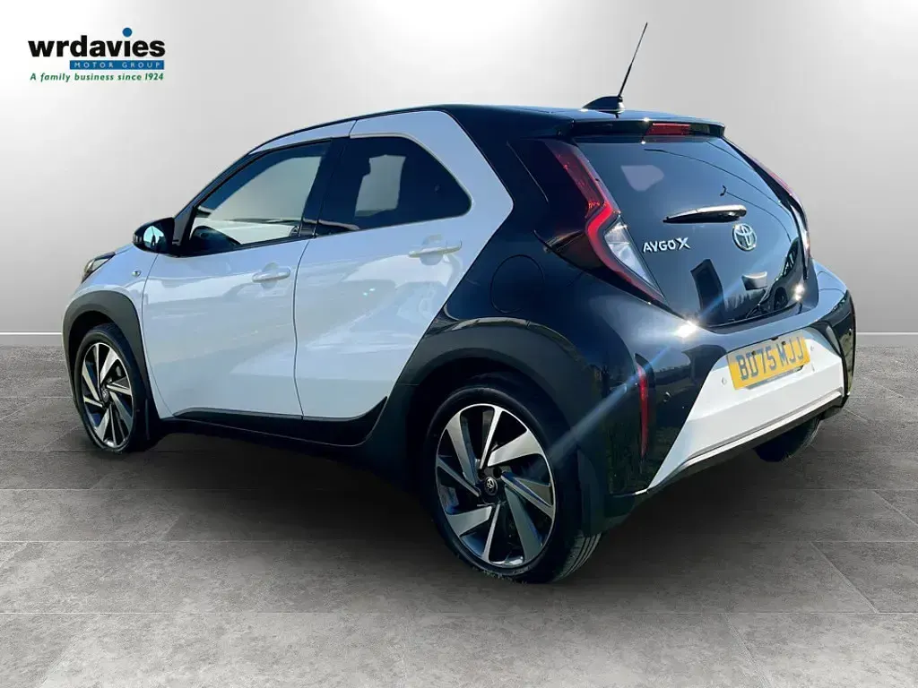 Used Toyota Aygo X 72 HP (52 kW) 2025 Pure white/bi tone SUV