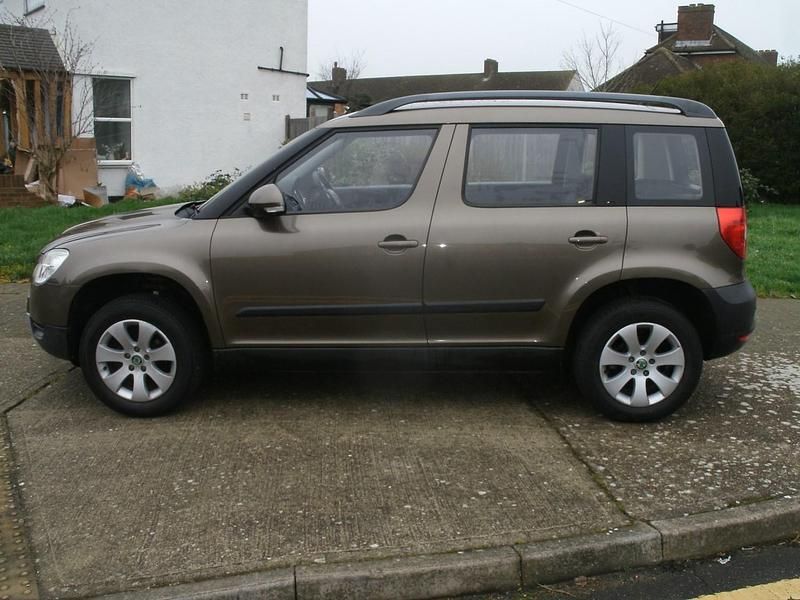 Używany Skoda Yeti 105 KM (77 kW) 2010 Brązowy SUV