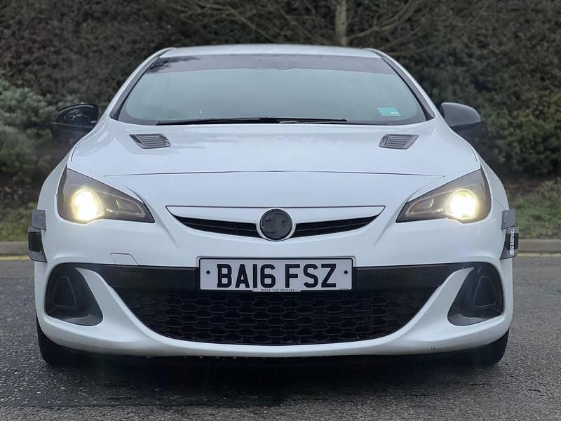Used Vauxhall Astra GTC S 280 HP (205 kW) 2016 White Hatchback