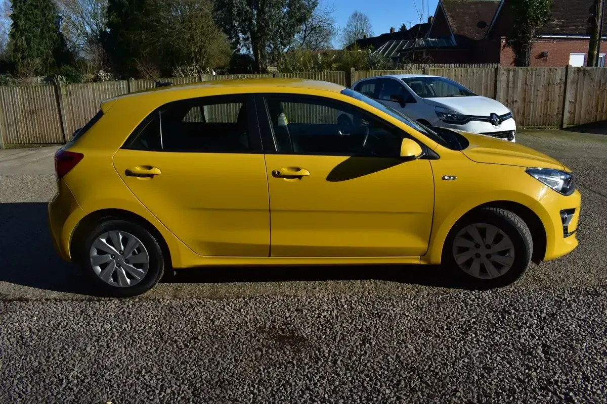 Begagnad Kia Rio 83 HK (61 kW) 2022 Gul Halvkombi
