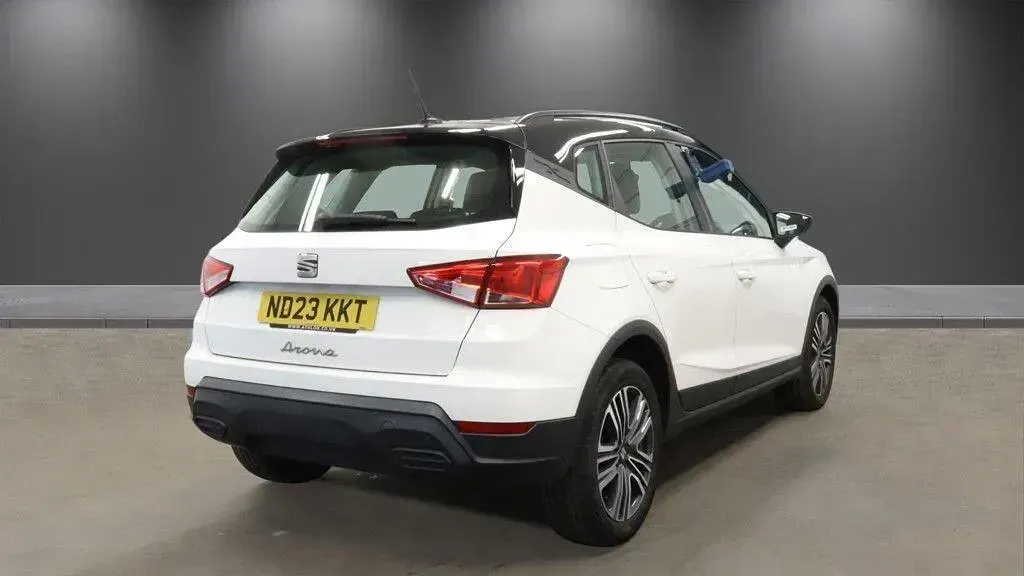 Used Seat Arona SE 95 HP (69 kW) 2023 White SUV