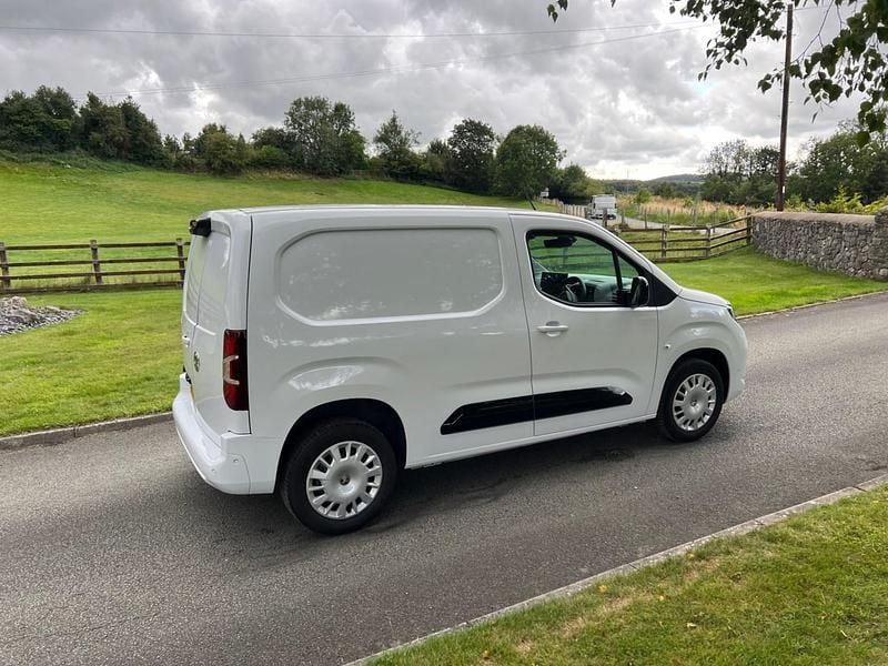Second-hand Vauxhall Combo 130 CP (95 kW) 2024 Alb Monovolum