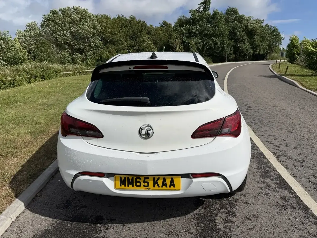 Used Vauxhall Astra GTC Edition 140 HP (102 kW) 2015 White Coupe