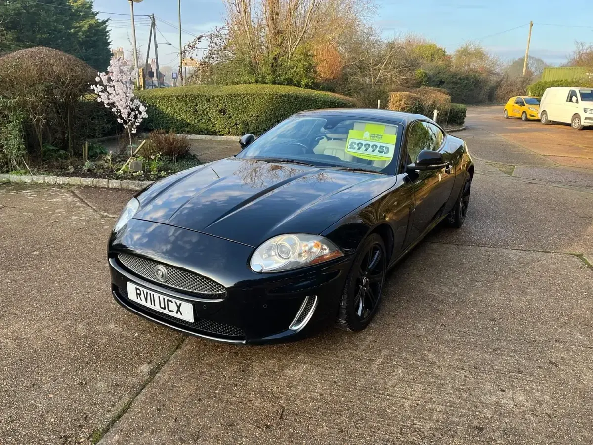 Usado Jaguar XK 385 HP (283 kW) 2011 Preto Coupé