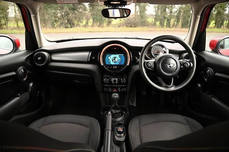 Begagnad Mini Cooper Classic 136 HK (100 kW) 2019 Röd Halvkombi