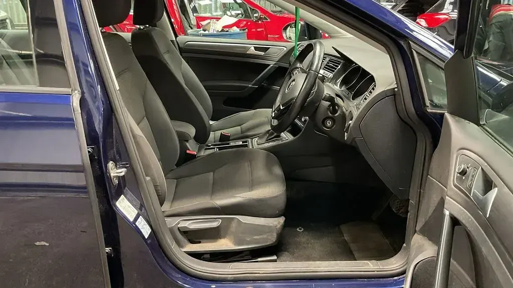Used VW Golf VII SE 130 HP (95 kW) 2018 Blue Hatchback