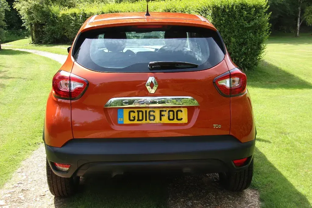 Used Renault Captur Dynamique 120 HP (88 kW) 2016 Orange SUV