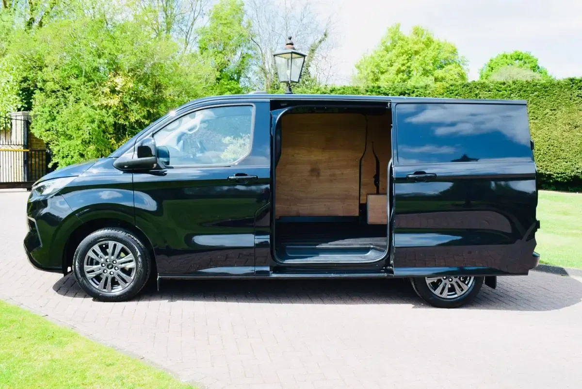 Usado Ford Transit Custom Limited 170 CV (125 kW) 2025 Negro Van