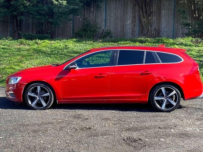 Usado Volvo V60 R-Design 190 HP (139 kW) 2017 Vermelho Carrinha