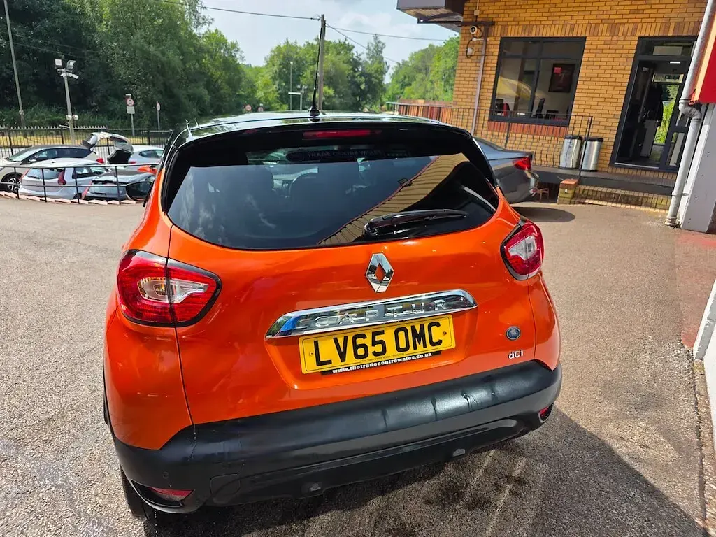 Used Renault Captur Dynamique 110 HP (80 kW) 2015 Orange/black SUV