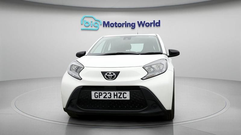 Used Toyota Aygo X PURE 71 HP (52 kW) 2023 White SUV