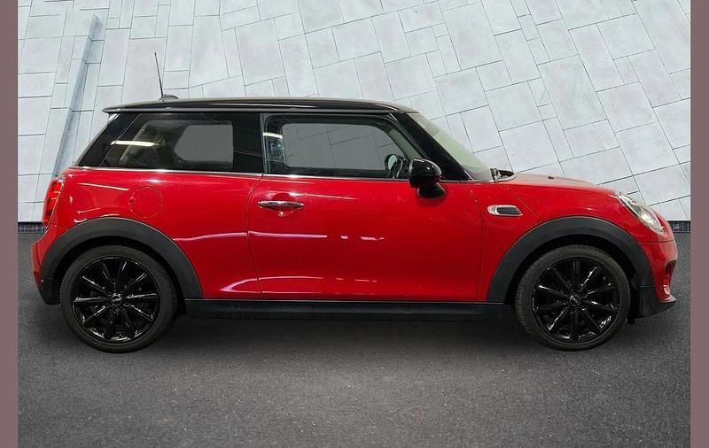 Used Mini Cooper Hatch 134 HP (98 kW) 2017 Red Hatchback