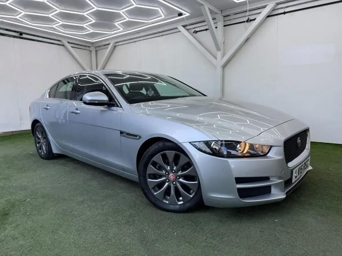 Używany Jaguar XE Prestige 180 KM (132 kW) 2015 Srebrny Sedan/Limuzyna
