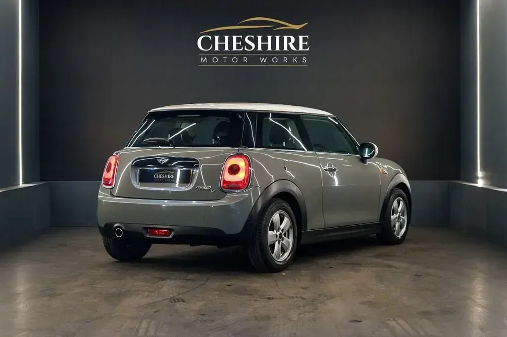 Usado Mini Cooper D Hatch 116 HP (85 kW) 2018 Cinzento Citadino